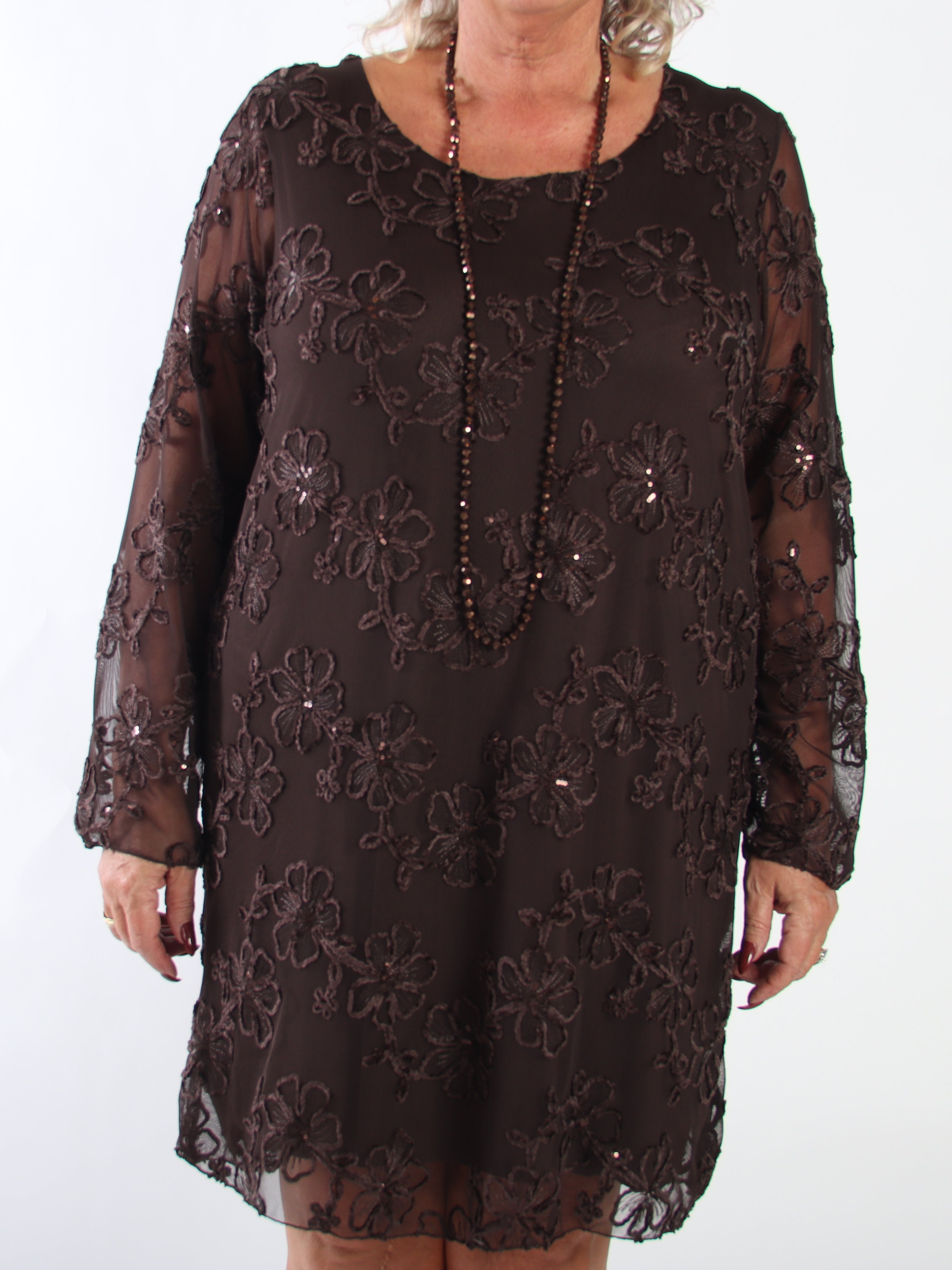 Amelia - Feminin plus size kjole i mesh med fine blomster i blød velour og glitrende pailletter